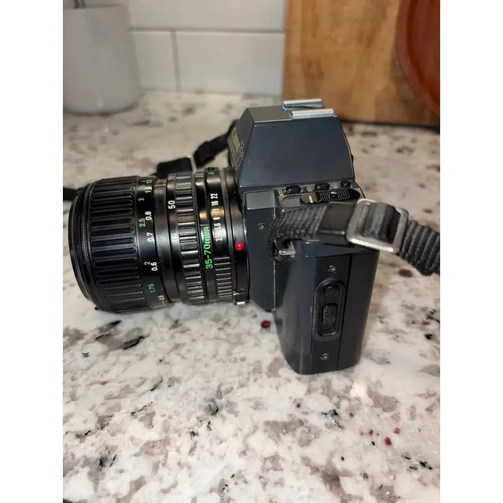 Canon T70 35mm Film Camera w/ FD 35-70mm Zoom Lens + Caps